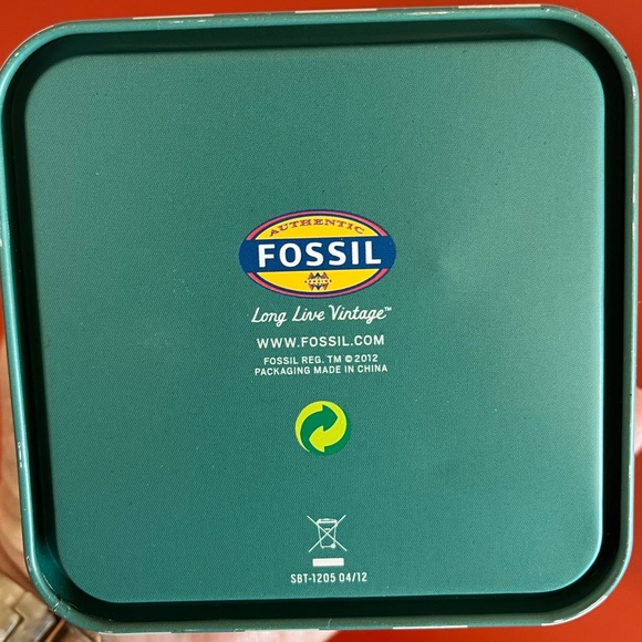 Fossil mother of pearl watch with box. Needs battery/all gems on face perfect - Picture 8 of 10